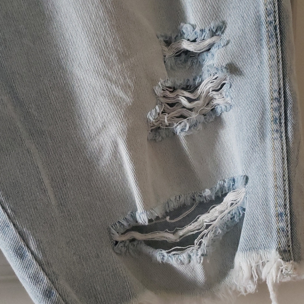 LIGHT STONEWASHED RIPPED JEAN SHORTS - Picture 3 of 9